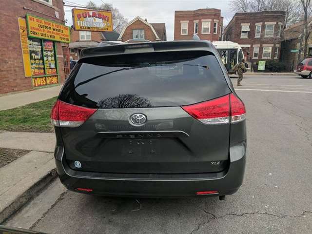 Toyota Sienna 2013 photo 19